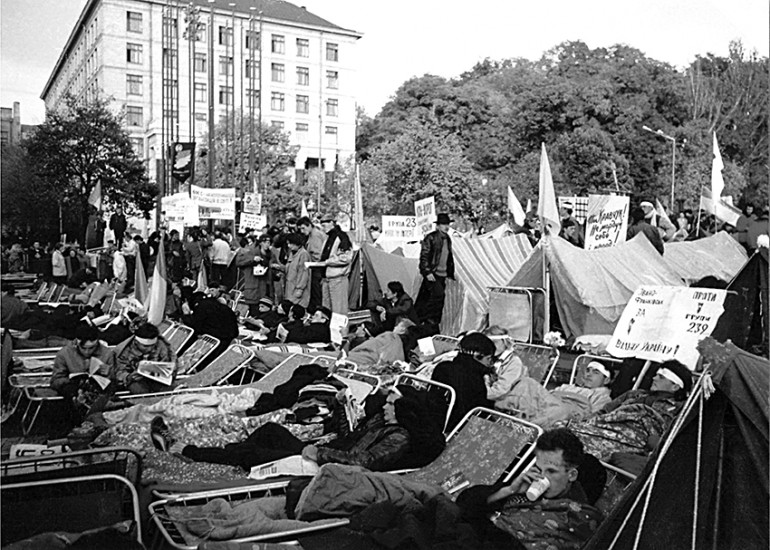 Постали “за”, а не “проти”. До річниці Революції на граніті (2-17 жовтня 1990 року)