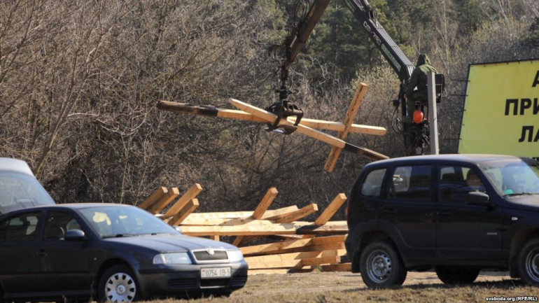 В Куропатах за невідомих обставин демонтують пам'ятні хрести