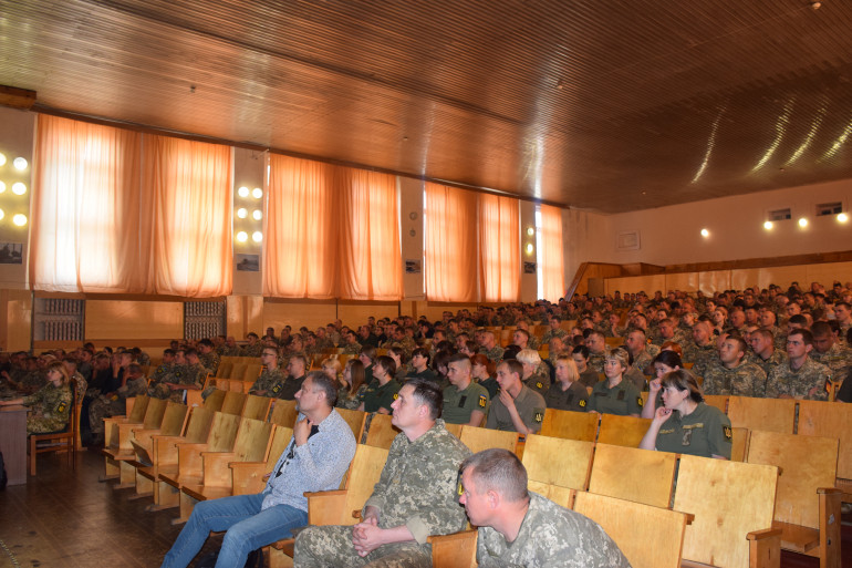 Танкісти Чернігівщини слухали лекції від Українського інституту національної пам'яті