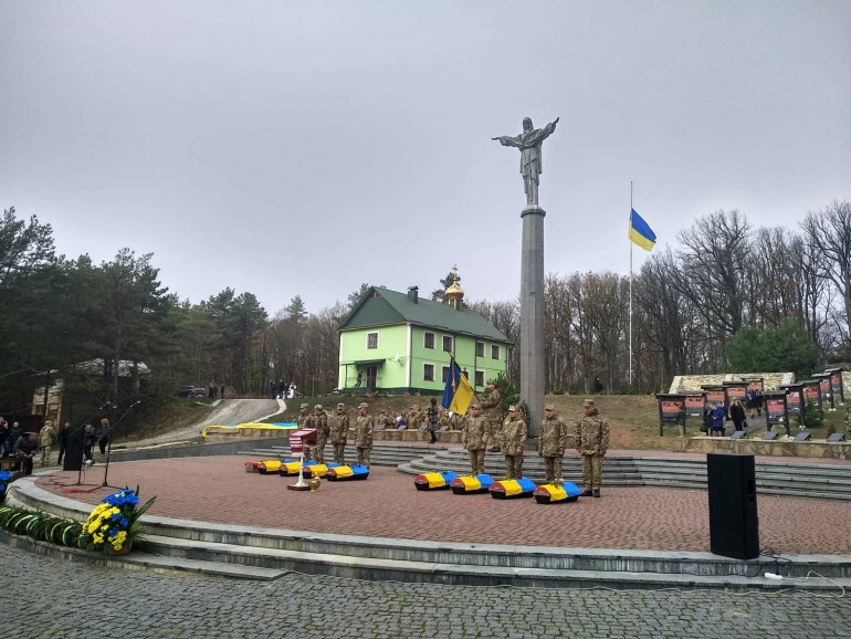 «Ніхто не забутий»: У Гурбах урочисто перепоховали воїнів УПА