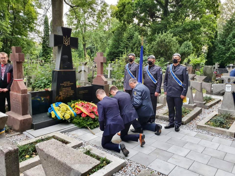 До Дня Незалежності представники УІНП спільно з військовослужбовцями ССО вшанували воїнів Армії УНР  у Варшаві