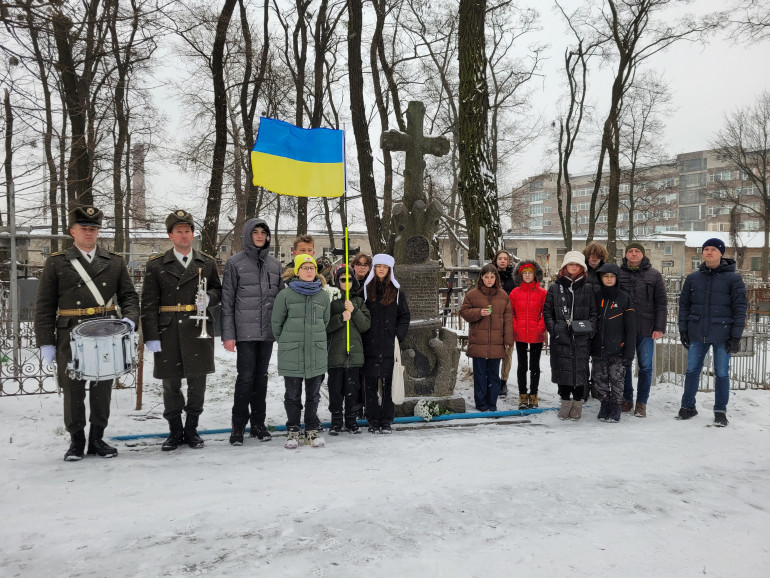 Вінки із хвої, почесна варта і мілітарні мелодії: як школярі вшанували Героїв Крут