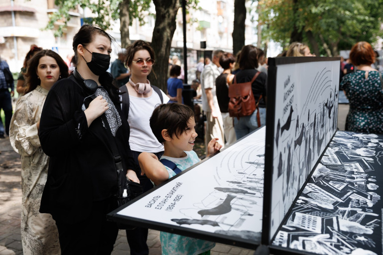 У Харкові до 25 жовтня триває виставка «Власні назви» про українську та російську символіку у просторі міста