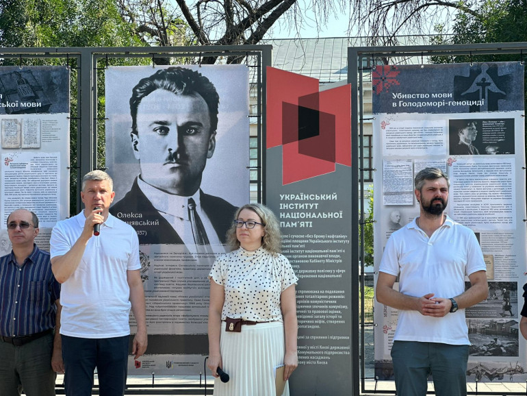 У Києві відкрили вуличну виставку «Мововбивство – складова рашизму»