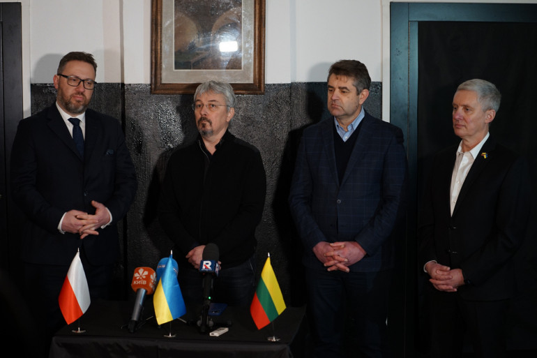 Стоять у приміщенні під час преспідходу зліва направо Посол Польщі в Україні Бартош Ціхоцький, міністр культури та інформаційної політики України Олександр Ткаченко, заступник міністра закордонних справ України Євген Перебийніс, Посол Литви в Україні Вальдемарас Сарапінас
