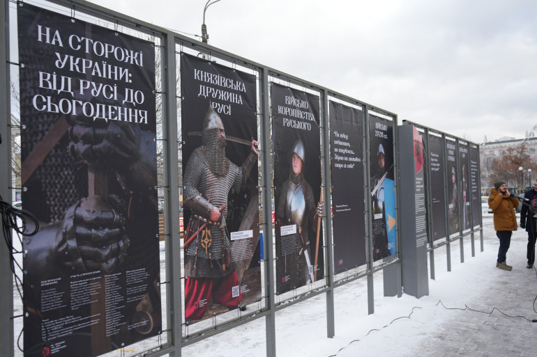 Від Русі до сьогодення. УІНП відкрив вуличну виставку про тяглість мілітарної історії України