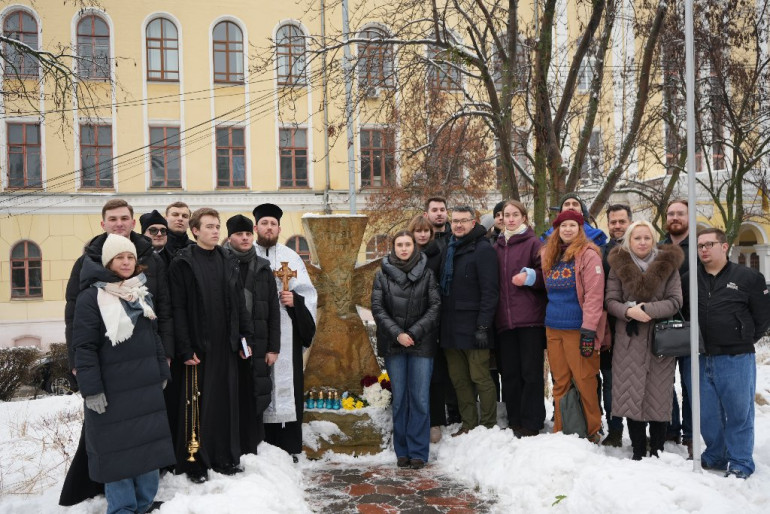 Голова УІНП спільно з українським студентством вшанував Героїв Крут