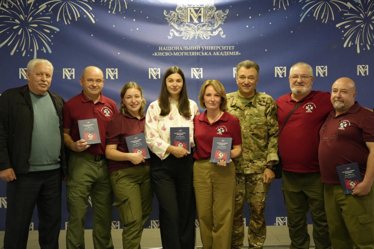 Все про «Джуру» і не тільки: УІНП презентував «Настільну книжку виховника»